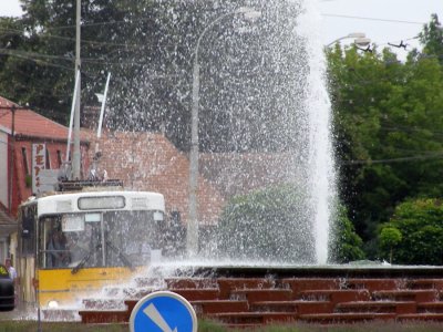 Sanos kryjící se fontánou